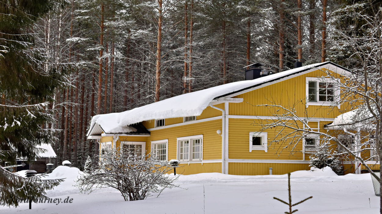 Ein gelbes Haus im Schnee.