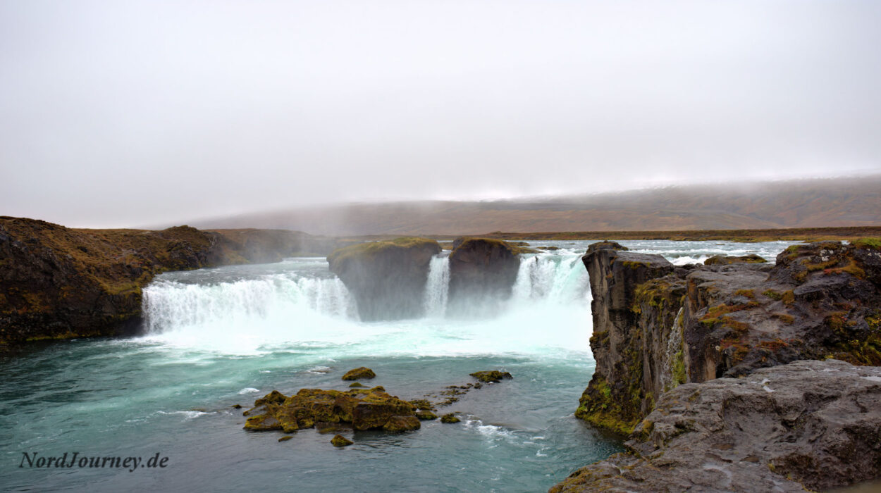 Wasserfälle in Island an einem nebligen Tag.