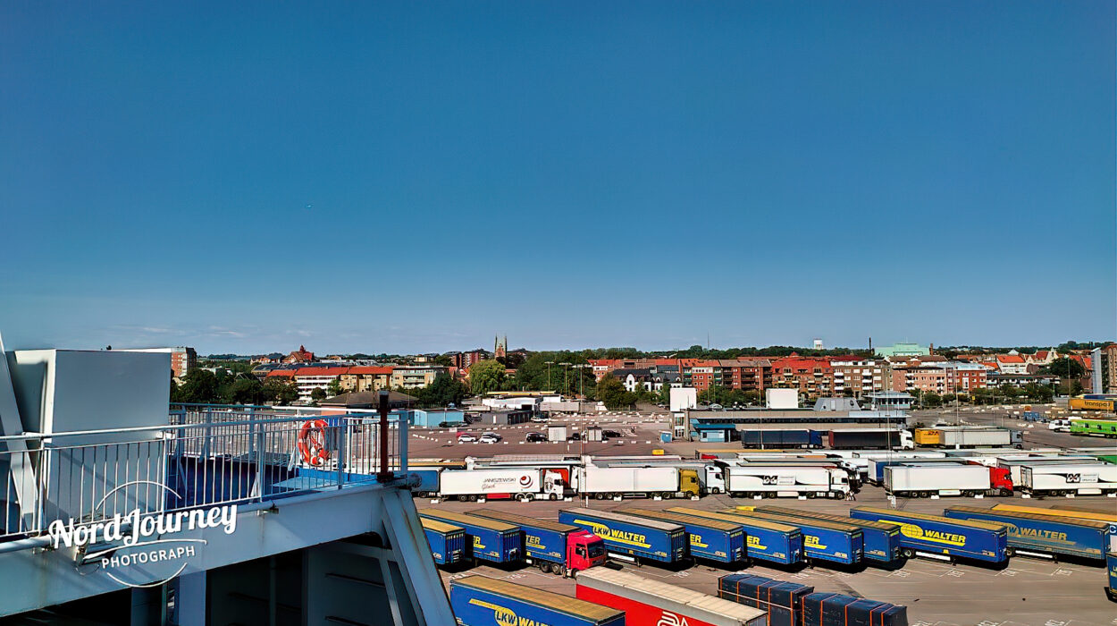 Ein Blick auf eine Stadt von einem an einem Dock angedockten Boot aus.