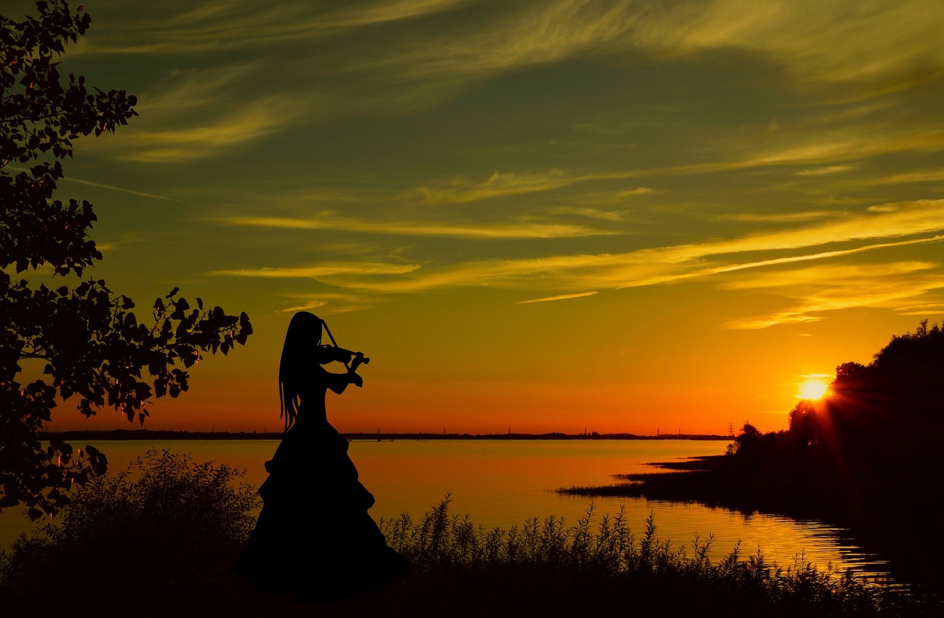 Eine Silhouette einer Frau, die bei Sonnenuntergang an einem See steht, eingehüllt in die Faszination skandinavischer Musik.
